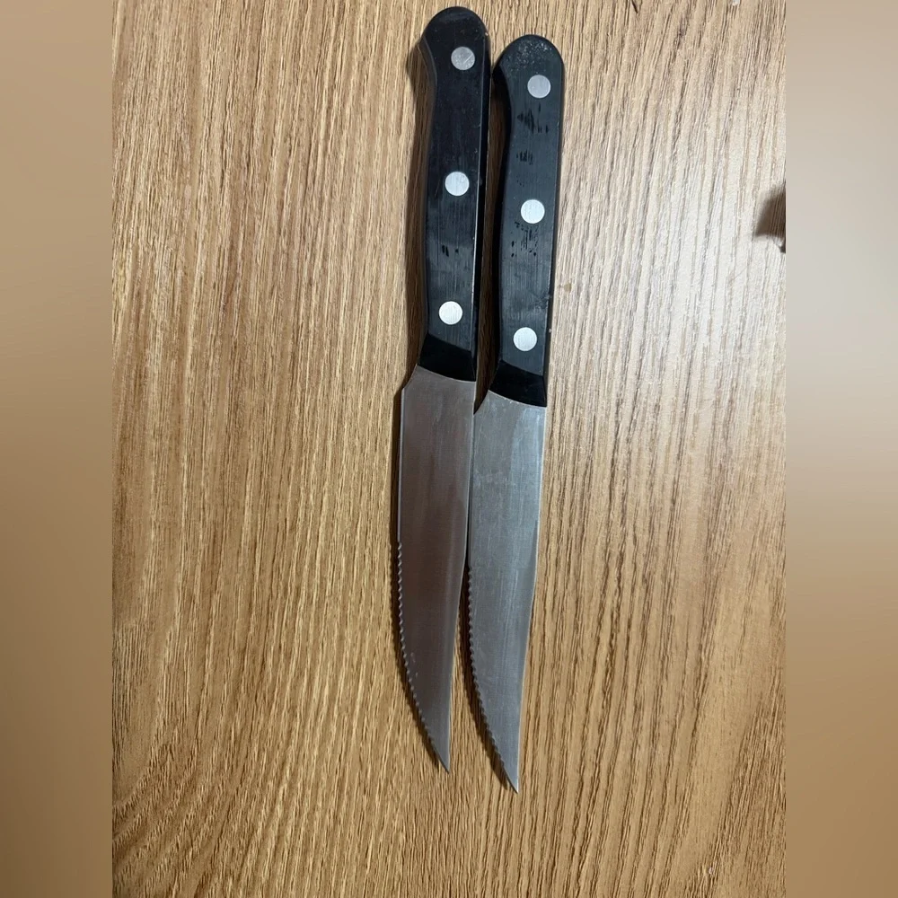Henckels Solution 4.5-inch serrated steak knives model 17549-120 lot of 2